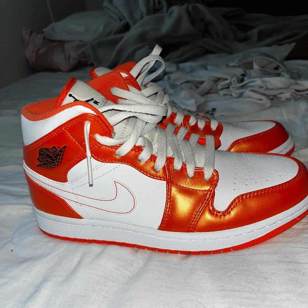 Jordan 1 mid orange